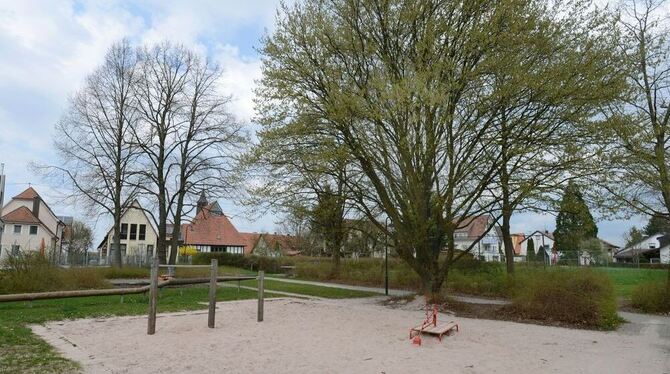 Soll ansprechend und zweckdienlich aufgemöbelt werden: Das Spielplatz bei der Herzog-Ulrich-Halle. FOTOS: TRINKHAUS