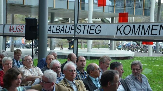 Mit dem Feuerwehrauto sind Lichtensteiner Ratsmitglieder nach Tübingen gefahren, um gemeinsam mit der Bürgerinitiative Druck zu