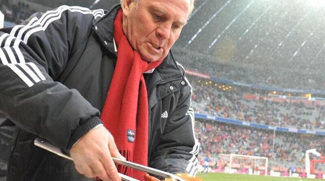 Bayern-Boss Uli Hoeneß grillt wegen einer verlorenen Wette Würstchen für die Fans. Jetzt geht es wohl auch für ihn selbst um