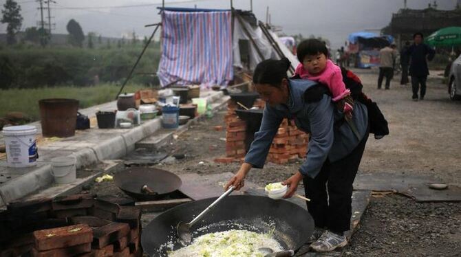 Notunterkunft in Lushan: Viele Gebiete noch von Wasser und Strom abgeschnitten. Foto: How Hwee Young