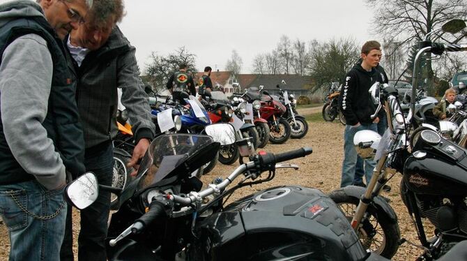 Bewundernde Blicke: Die Motorradausstellung zum MC-Jubiläumsfest in Wislingen kam gut bei den Besuchern an.  FOTO: LEIPPERT