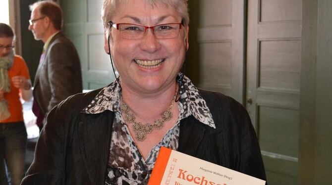 Dr. Margarete Walliser mit ihrem neuen Kochbuch. FOTO: ANTZ