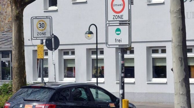 Wer in eine der Umweltzonen links und rechts der Lederstraße fahren will, braucht eine grüne Plakette. FOTO: NIETHAMMER