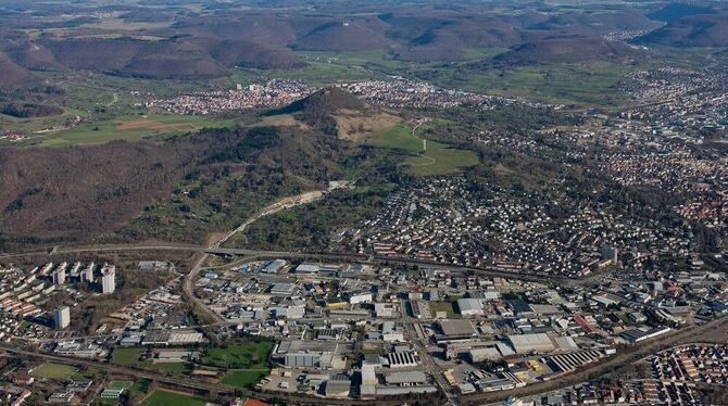 Blick auf das Industriegebiet Laisen und die Nordzufahrt zum neuen Straßentunnel (Bildmitte). Die Aufnahme macht deutlich, dass