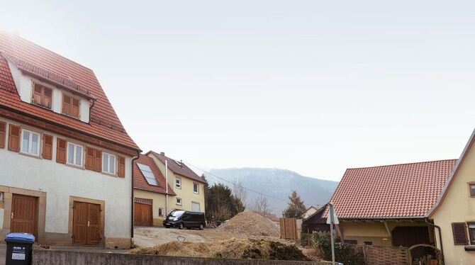 Die Miste bleibt und somit auch das dörfliche Flair: die künftige Zufahrt zum Neubaugebiet Entensee in Glems.  FOTO: TRINKHAUS