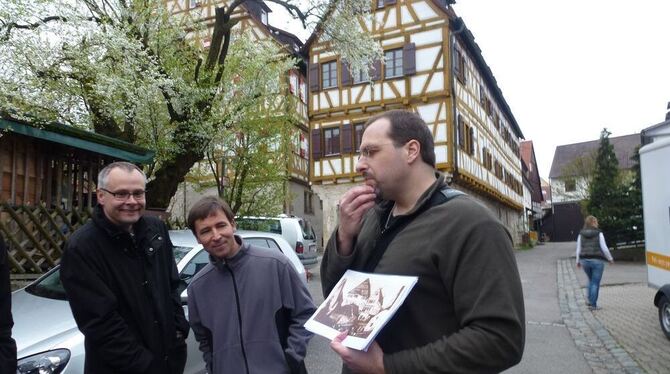 Bilder und Geschichten aus der Vergangenheit: Ortshistoriker Andreas Heusel (rechts) nahm das Männervesper mit auf eine Zeitreis