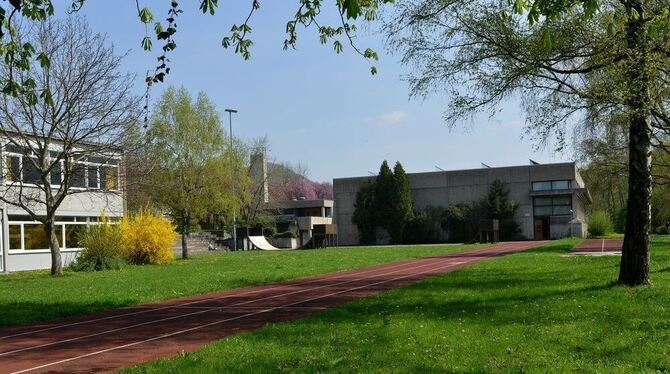 Diesen Kinderhaus-Standort will Neuhausens Ortschaftsrat: zwischen Uhlandschule, links, und Hofbühlhalle, rechts. Die Skater-Hal