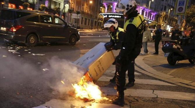 Mindestens 14 Polizisten wurden verletzt. Foto: Juanjo Martin