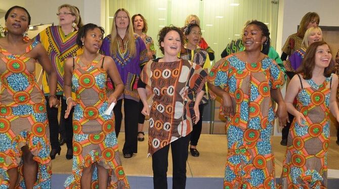 Chorleiterin Susan Myang Tatah (Zweite von rechts) hat den Gospelchor »Kumbaya«, in dem Menschen verschiedener Nationen und Haut