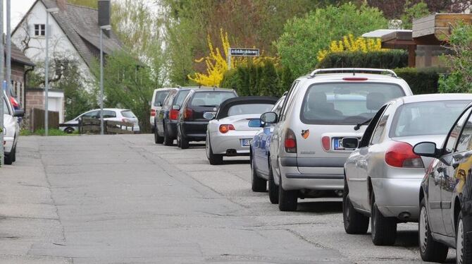 Härtetest für Stoßdämpfer – aber jetzt soll der kaputte Belag im Betzinger Bergäckerweg wiederhergestellt werden. GEA-FOTO: MEYE