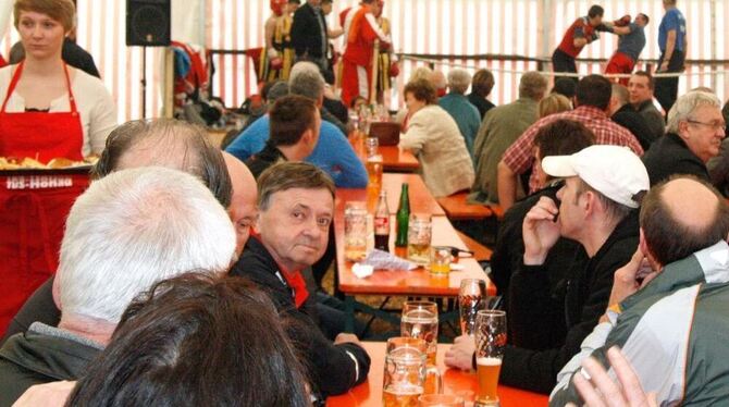 Während sich die Besucher das leckere Essen munden ließen, beobachteten sie die Box-Schaukämpfe. FOTO: LEIPPERT