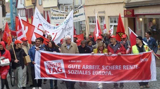 Nicht nur rhetorisch an vorderster Front: Professor Heinz-Joseph Bontrup (Mitte, weißhaarig) beim Protestmarsch in Tübingen. GEA