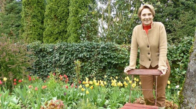 Die leidenschaftliche Gärtnerin Iris Braun in ihrem grünen Reich. Am Sonntag öffnet sie die Gartentüren für Besucher. FOTO: WEBE Die leidenschaftliche Gärtnerin Iris Braun in ihrem grünen Reich. Am Sonntag öffnet sie die Gartentüren für Besucher. FOTO: WEBE