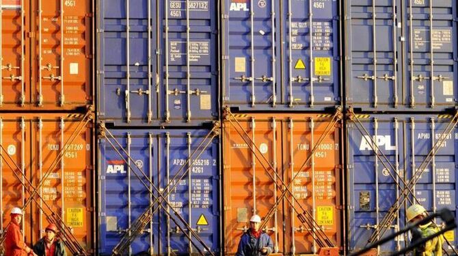 Container werden am Containerterminal Altenwerder im Hafen in Hamburg abgefertigt. Foto: Maurizio Gambarini/Archiv