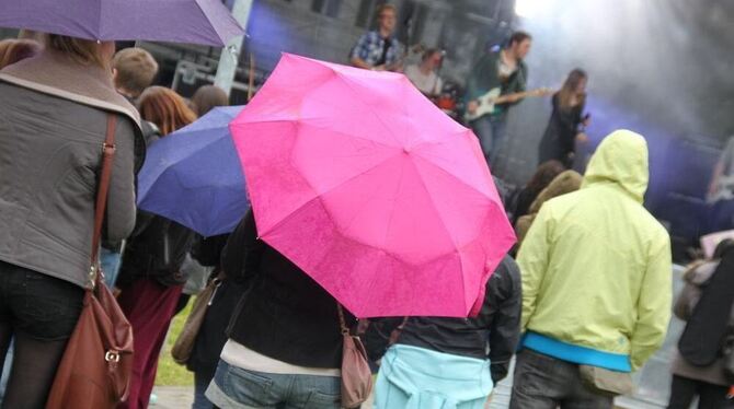 »Parka« und andere Bands heizten beim Campusfest der Hochschule den gut beschirmten Besuchern ein. FOTOS: LEISTER