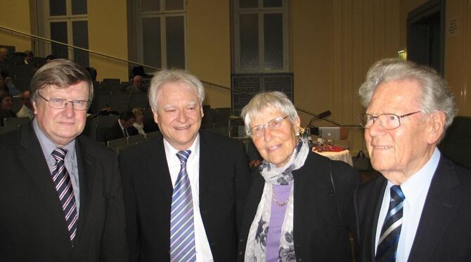 Bei der Feier im Audimax: (von links) Die Redner Karl Josef Kuschel und Joachim Knape mit Inge Jens und Hans Küng.  GEA-FOTO: -J