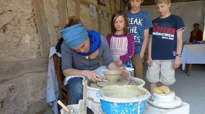 Offene Ateliers: Anja Stevenson lässt sich über die Schulter schauen. FOTO: WEBER