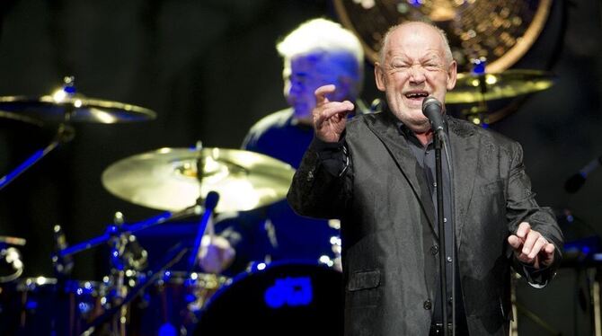 Raue Stimme, ekstatische Gesten: Joe Cocker, hier beim Tourgastspiel in Berlin.  FOTO: DPA