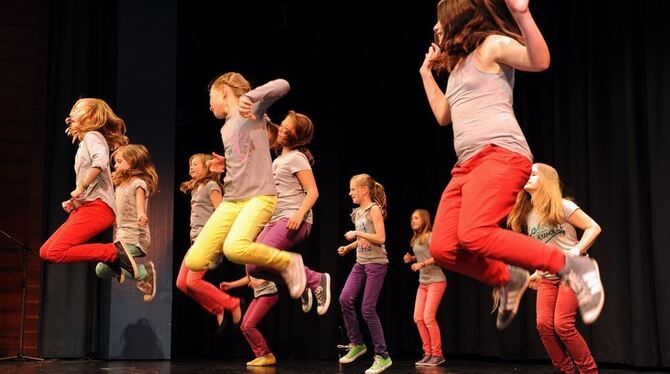 Ein buntes Programm aus Musik, Tanz und Zirkuskunst erwartet die Besucher der Kepi-Soiree in der Stadthalle. ARCHIVFOTO: USCHI P