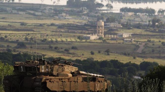 Ein iraelischer Panzer hat an der Grenze zu Syrien Stellung bezogen. Foto: Atef Safadi