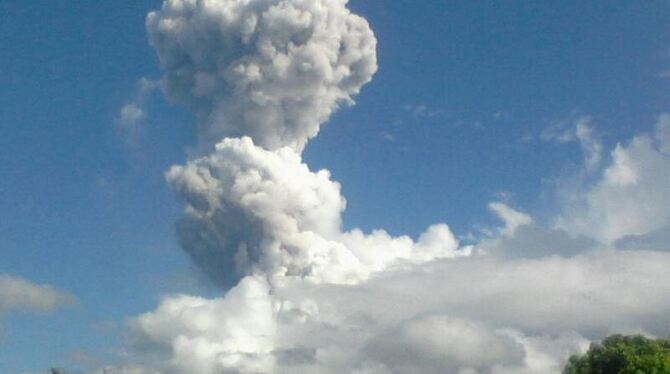 Der Vulkan Mayon schleuderte plötzlich eine Hunderte Meter hohe Aschewolke in die Luft. Foto: PHIVOLCS-DOST