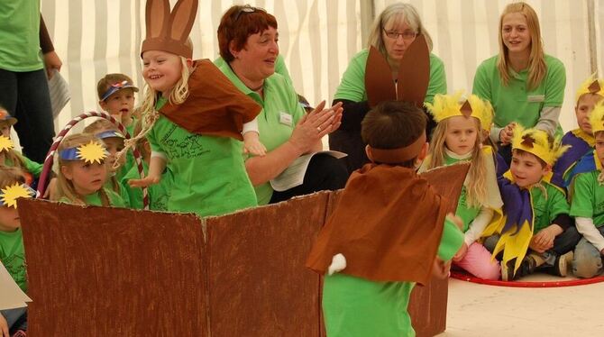 Die »Jahresuhr« brachten die Trochtelfinger Kindergartenkinder als herzerfrischendes szenisches Spiel auf die Bühne des Festzelt