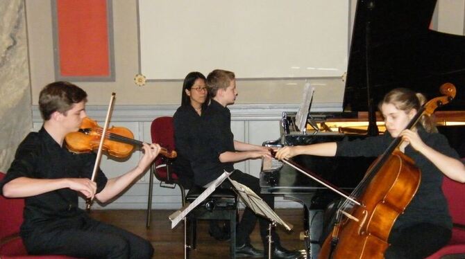 Junge Talente: Gabriel Kilcher an der Violine, Demian Martin am Klavier und Nicola Pfeffer am Violoncello.  FOTO: MAIER