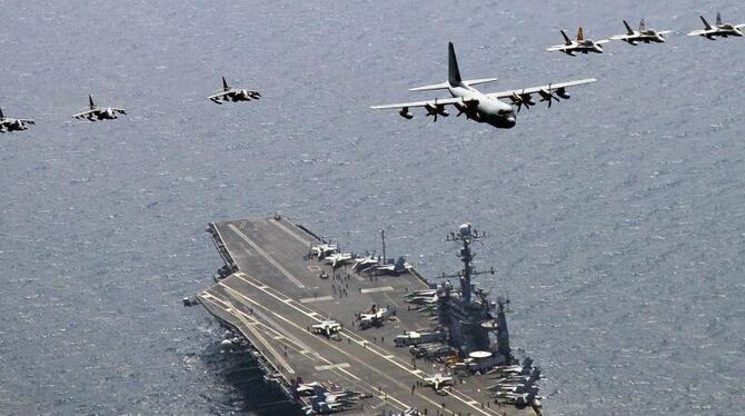 Der amerikanische Flugzeugträger »USS George Washington« durchpflügt östlich der koreanischen Halbinsel das Meer. Foto: Mc3 C