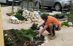 Hochbetrieb für die Gärtner kurz vor dem Start der Gartenschau 2013 in Sigmaringen. FOTO: RAHMIG