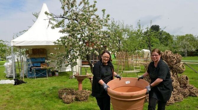 Aufbau: Annette Haas-Hirsch (links) und Petra Schenk vom Terracotta Lagerverkauf haben alle Hände voll zu tun. FOTO: NIETHAMMER