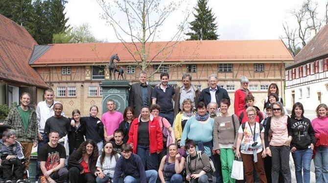 Die Menschen aus Grafeneck und Buis schlossen bei gemeinsamen Ausflügen – hier in Marbach – schnell Freundschaft.  FOTO: SCHRADE