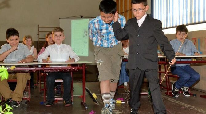 Schule, wie sie früher war: Beim Theaterstück glänzten Schüler mit schauspielerischen Fähigkeiten. FOTO: NIETHAMMER