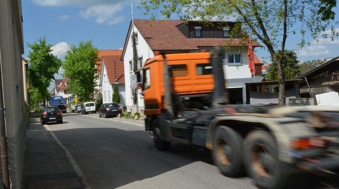 Durchgangsverkehr in der Friedrichstraße: Rund 7 300 Fahrzeuge fahren täglich von der Stuhlsteige kommend durch Pfullingen. GEA-