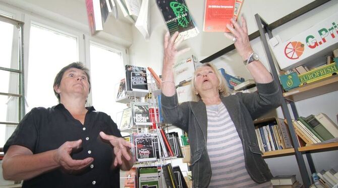 Im Bücherregen: die Organisatorinnen der Benefizaktion, Kirsten Oechsner (links) und Heidemarie Pfeiffenberger. Beim Fototermin