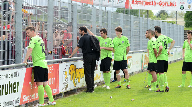 Gesprächsbedarf am Zaun: Die Fans wollten nach Spielschluss vom SSV-Team eine Erklärung für die klägliche Leistung. FOTO: BAUR