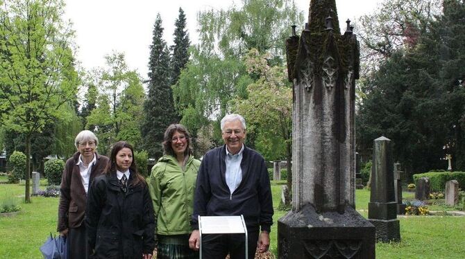 Heidi Stelzer, zweite Vorsitzende des Förderkreises Friedhof Unter den Linden (von links), Heike Leitner von der Reutlinger Frie