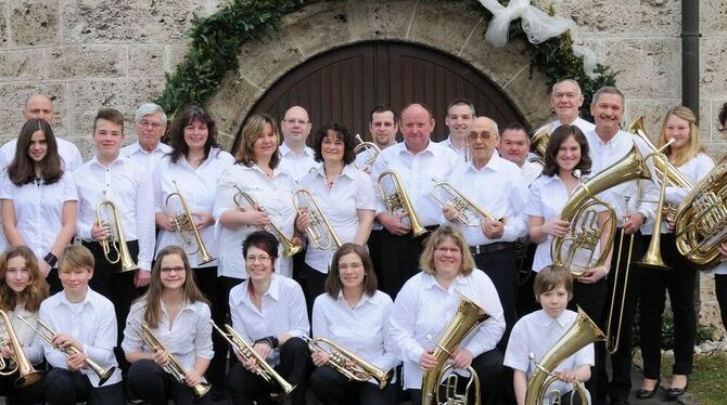 So sieht heute das aktive Ensemble des Posaunenchors aus, links Chorleiter Hartmut Brändle.  FOTO: PR