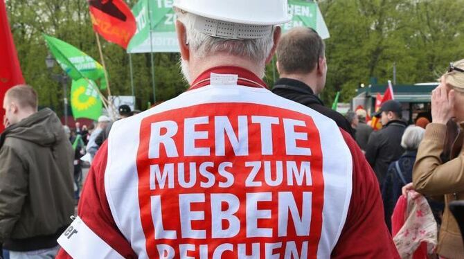 Thema »Rente« auf der diesjährigen 1.Mai-Demonstration in Berlin. Foto: Stephanie Pilick/Archiv