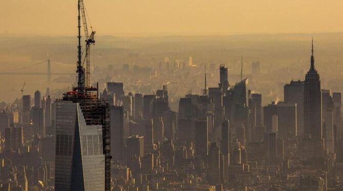 Das Loch in der Stadt ist zu: Nun steht dort wieder ein gewaltiger Turm. Foto: Gary He