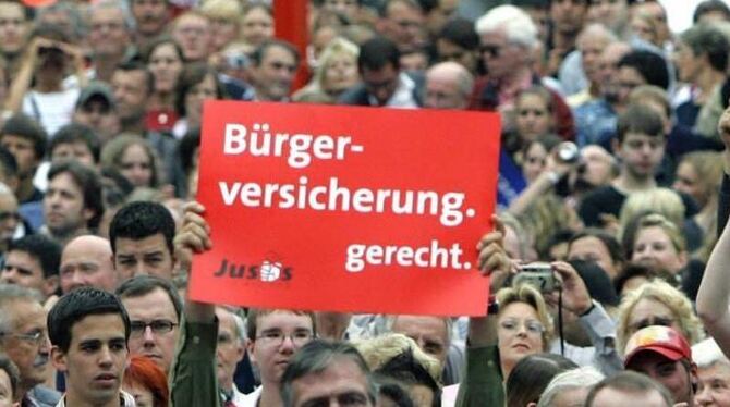 Das Thema Bürgerversicherung hat schon frühere Wahlkämpfe der SPD beschäftigt - hier bei einer Demo im Jahr 2005. Foto: Micha