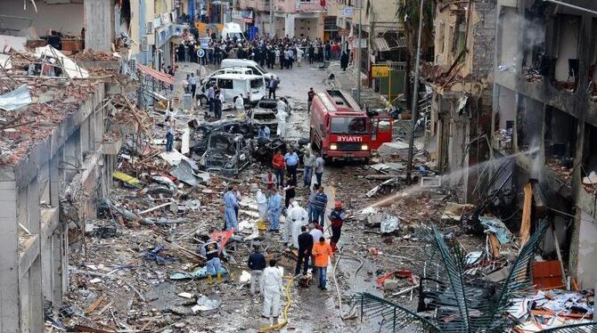 Feuerwehr und Polizei inspizieren den Anschlagsort nahe der türkisch-syrischen Grenze. Foto: Aykut Unlupinar/Anadolu Agency