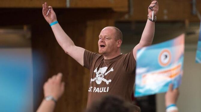 Der Bundesvorsitzende der Piratenpartei, Bernd Schlömer, macht Stimmung. Foto: Armin Weigel