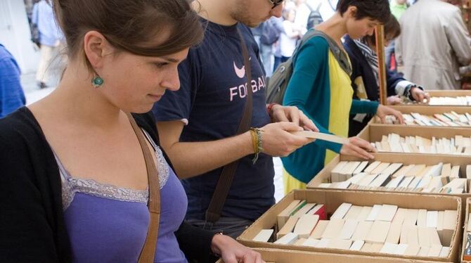 Nicht nur Lesungen, sondern auch gedruckter Lesestoff ist beim Tübinger Bücherfest begehrt.  GEA-ARCHIVFOTO: SCHREIER