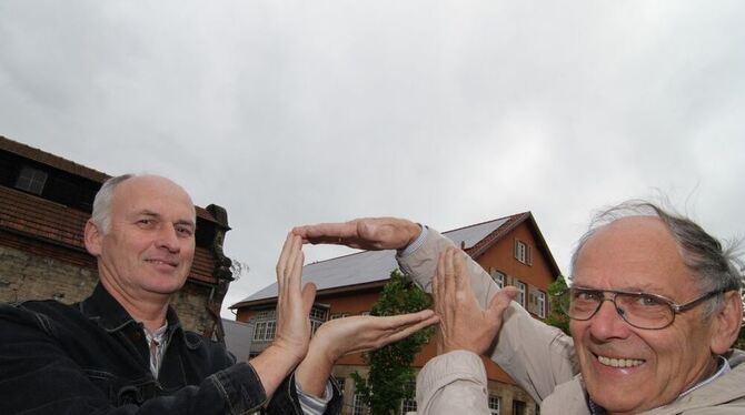 Martin Korzer (links) aus Bad Urach und Frieder Handel aus Metzingen vor der Gemeinschafts-Fotovoltaikanlage auf dem Dach des Ju