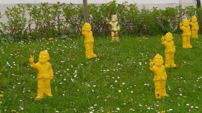 Kunststoff-Gartenzwerge mit dem Victory-Zeichen grüßen im Mariaberger Klostergarten. FOTO: BUTSCHER