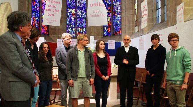 Große Runde beim Gesprächsgottesdienst (von links): Pfarrer Thomas Lehnardt, Elias Greve, Adrian Attinger, Miriam Ogrzewalla, Re