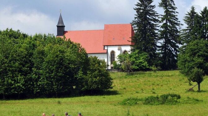 Immer mehr Gäste entdecken Münsingens Schönheiten (hier Wanderer vor der Kirche in Gruorn auf dem früheren Truppenübungsplatz).