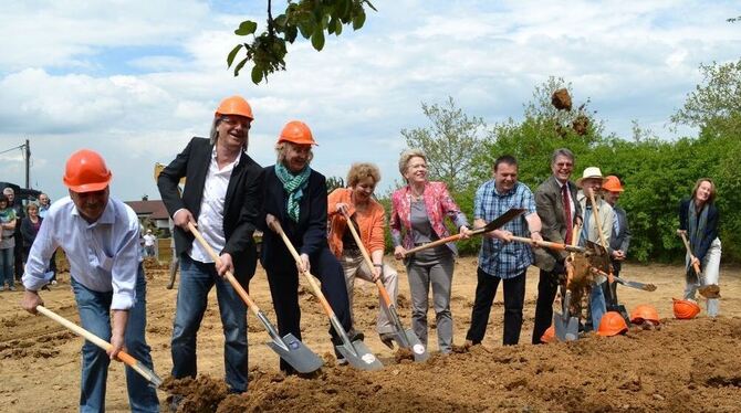 Die Bauarbeiten haben schon begonnen, dennoch lud Oberbürgermeisterin Barbara Bosch (Bildmitte) gestern zum Spatenstich. FOTO: R