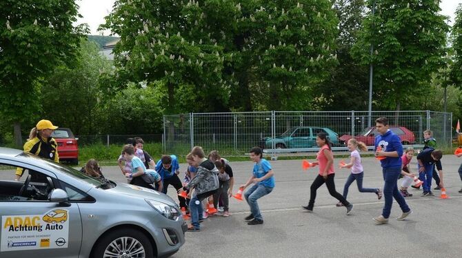 Wo kommt das Auto zum Stehen? Fünftklässer der Wilhelm-Hauff-Realschule beim ADAC-Sicherheitstraining. GEA-FOTO: SAUTTER