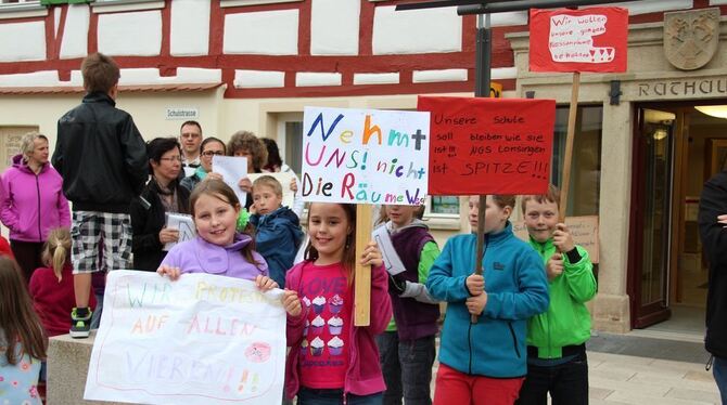 Schüler und Eltern der Nachbarschaftsgrundschule Lonsingen hielten dem Gemeinderat ihre Meinung entgegen. 	GEA-FOTO: GEIGER